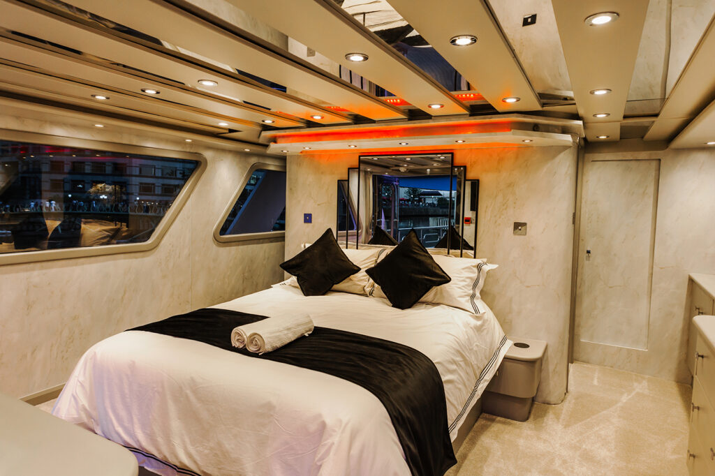 the-canary-yacht-accommodation-interior-bedroom-double3