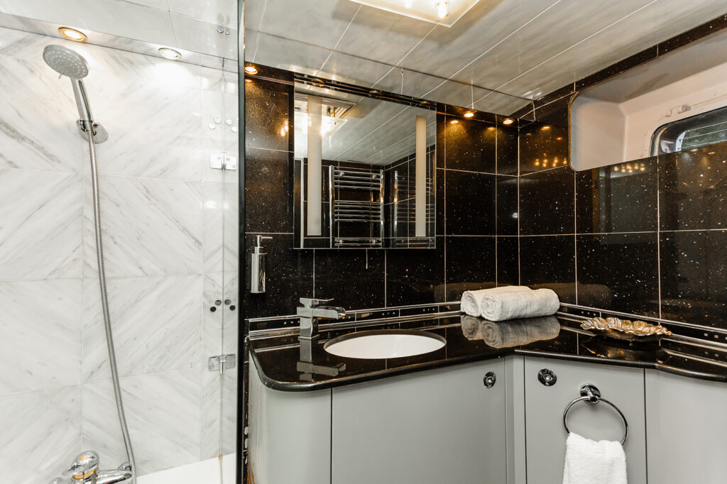 the-canary-yacht-accommodation-interior-bedroom-ensuite1