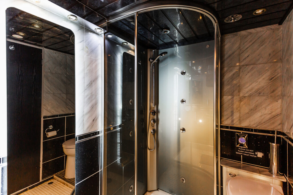 the-canary-yacht-accommodation-interior-bedroom-ensuite2