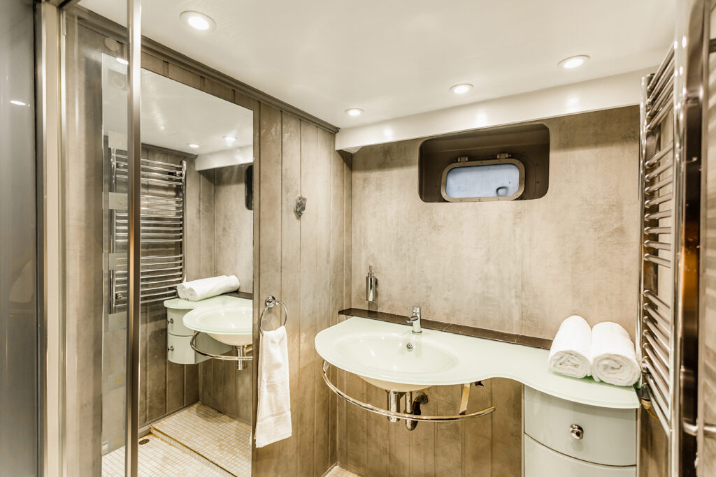 the-canary-yacht-accommodation-interior-bedroom-ensuite4